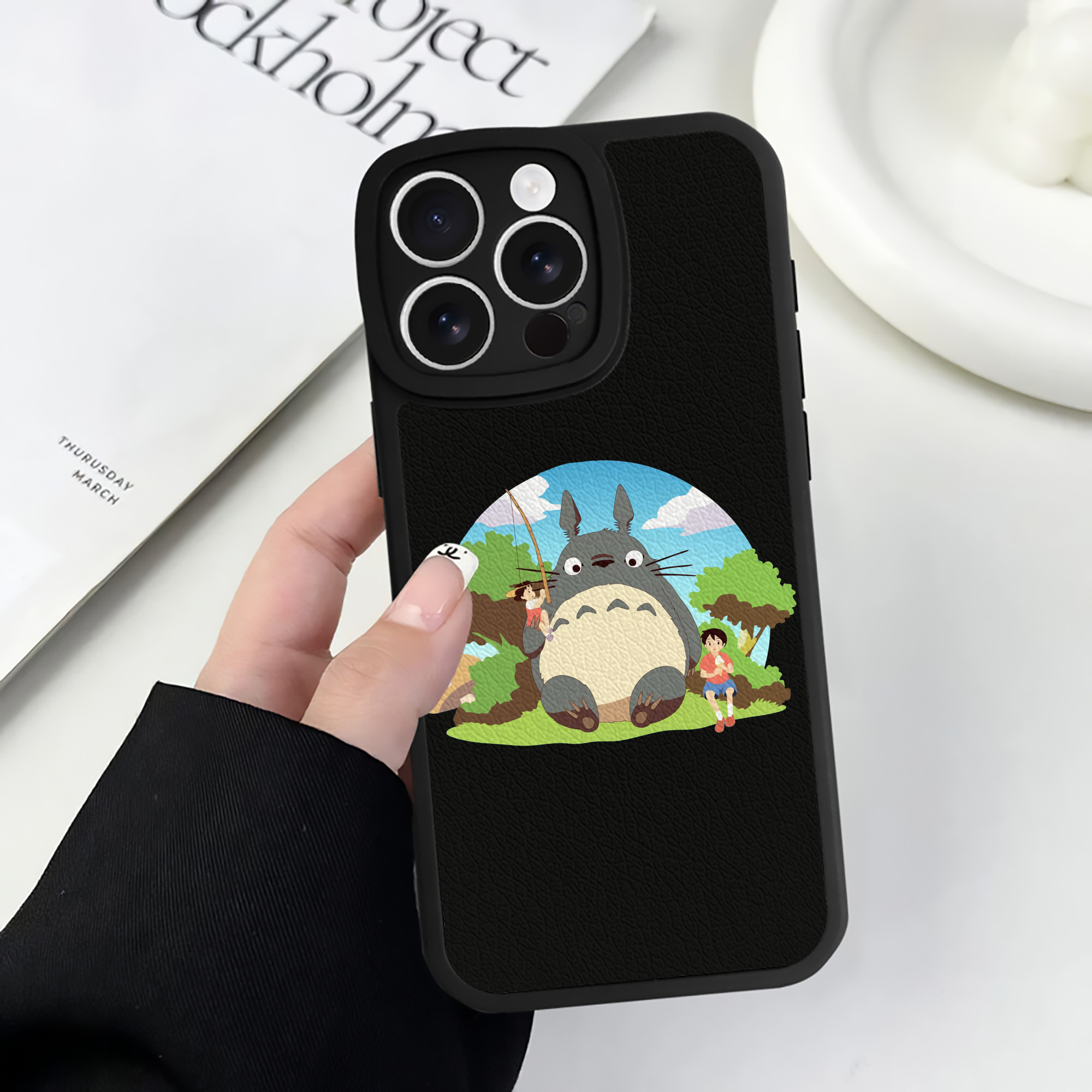 （画像用） となりのトトロ 草壁メイ 草壁サツキ My Neighbor Totoro Satsuki Kusakabe Mei Kusakabe 【iPhone 16シリーズ対応】シリコンスマホケース（レザー調） 材質：シリコン